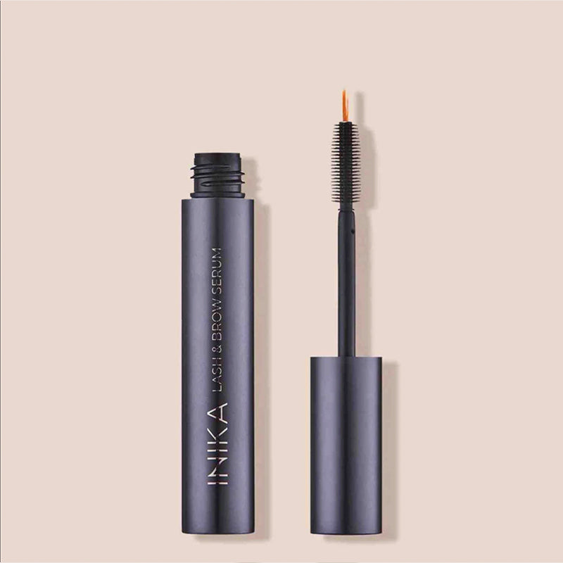 Het wenkbrauwen & wimper serum geeft een boost aan wimpers en wenkbrauwen, voor vollere wenkbrauwen en langere wimpers. Gebruik de Long Lash Mascara & Wenkbrauwen potlood voor next level wenkbrauwen & wimpers in een handomdraai!Creëer langere wimpers en vollere wenkbrauwen, met dit vegan Brow & Lash trio van INIKA Organic. In een prachtige geschenkbox en is perfect om bijvoorbeeld cadeau te geven. De set zit boordevol krachtige biologische ingrediënten.