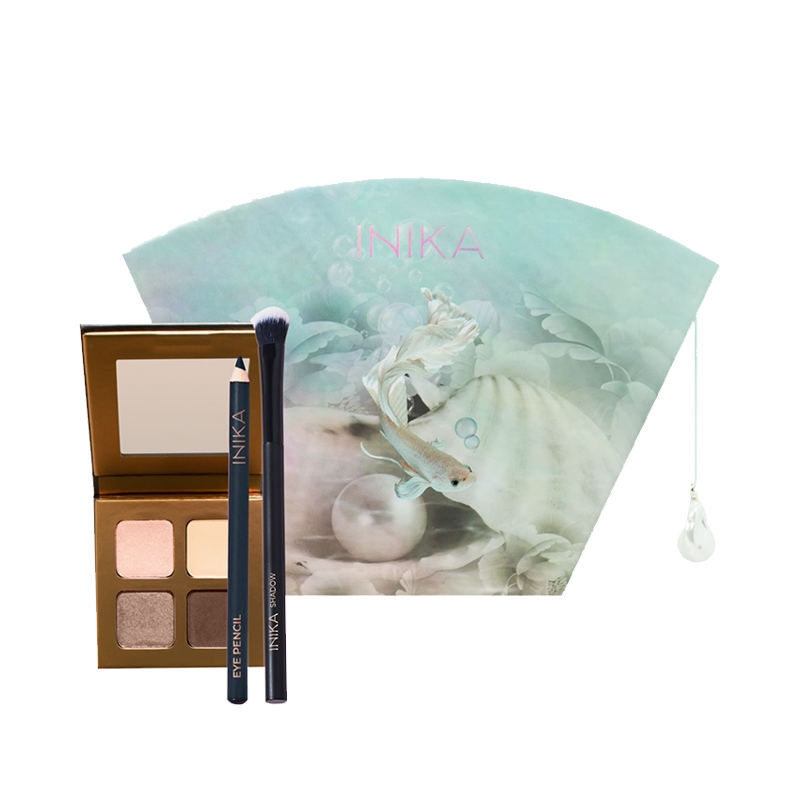 Maak jouw make-up look af met deze Limited Edition Ocean Dreams Neutral Eyeshadow Set van INIKA. Deze prachtige set bevat een vegan oogschaduw palette, oogpotlood en een oogschaduw brush en is geschikt voor elk huidtype, ook de meest gevoelige huid. Ideaal om cadeau te doen of om misschien toch zelf te houden ;)