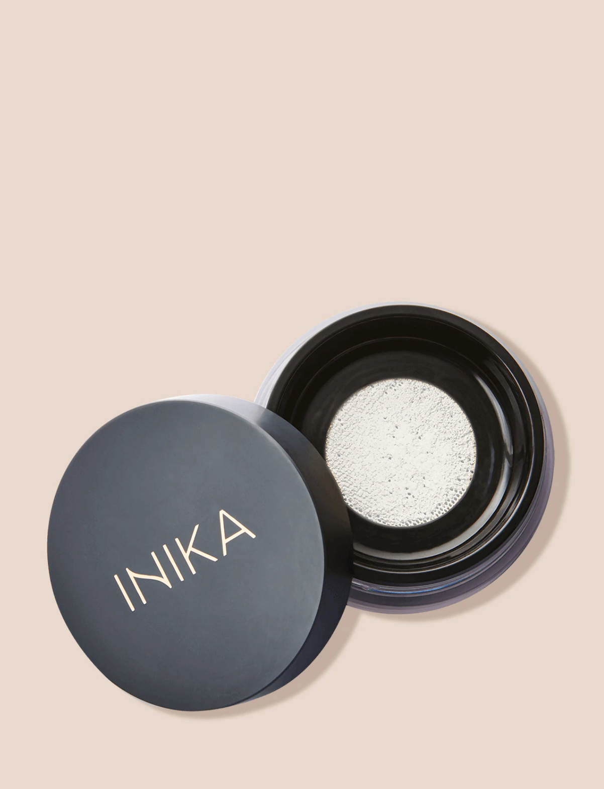 Inika Organic Mineral Setting Powder Mattify is een volledig natuurlijke matterende poeder welke is geformuleerd met superlichtgewicht mineralen om onder of over je foundation te worden gebruikt voor een matte basis. De Vegan Mineral Setting Powder helpt de glans onder controle te houden en poriën te minimaliseren, terwijl het de houdbaarheid van je make-up verlengt. 100% natuurlijk, 100% halal, 100% vegan en dierproefvrij.