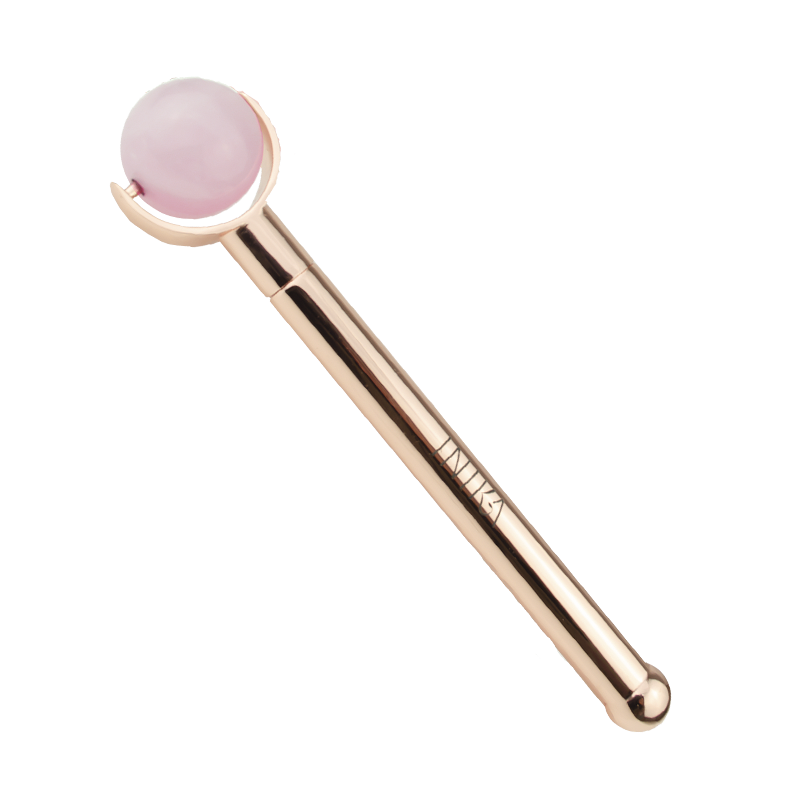 Inika Organic Rose Crystal Quartz Roller is de perfecte beautytool om je huid strakker te maken doormiddel van het activeren van je bloedcirculatie en het 'depuffen' van je huid.