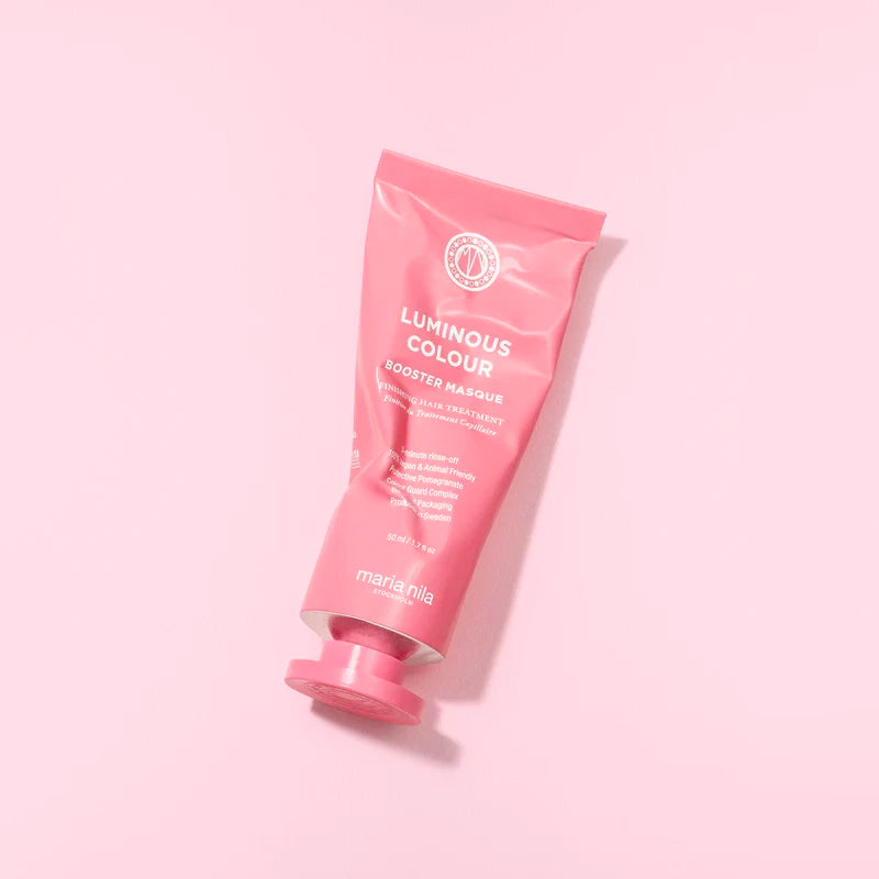 Het Booster Masque van Maria Nila is een heerlijk rijk voedend product dat het zowel je masker als de conditioner vervangt. De finishing treatment is perfect om thuis dat salongevoel te creëren. Het Luminous Colour Booster masker heeft een heerlijke fruitige geur van appel, braambes en perzik.  