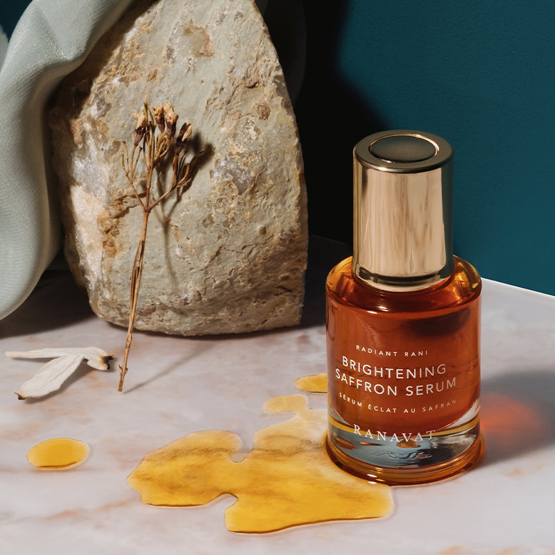 Het verhelderende brightening serum van RANAVAT staat in de Ayurveda bekend als het 'wonderelixer' en is doordrenkt met een krachtige mix van vitaminerijke superfoods, waaronder kostbare saffraandraadjes die bekend staan ​​om hun vermogen om een ​​meer gelijkmatige, gezonde teint te bevorderen. Gebruik zowel 's ochtends als 's avonds als je luxe alles-in-één serum. Voor het beste resultaat aanbrengen op een vochtige huid na de Royal Tonique Hydrating Jasmine Mist.