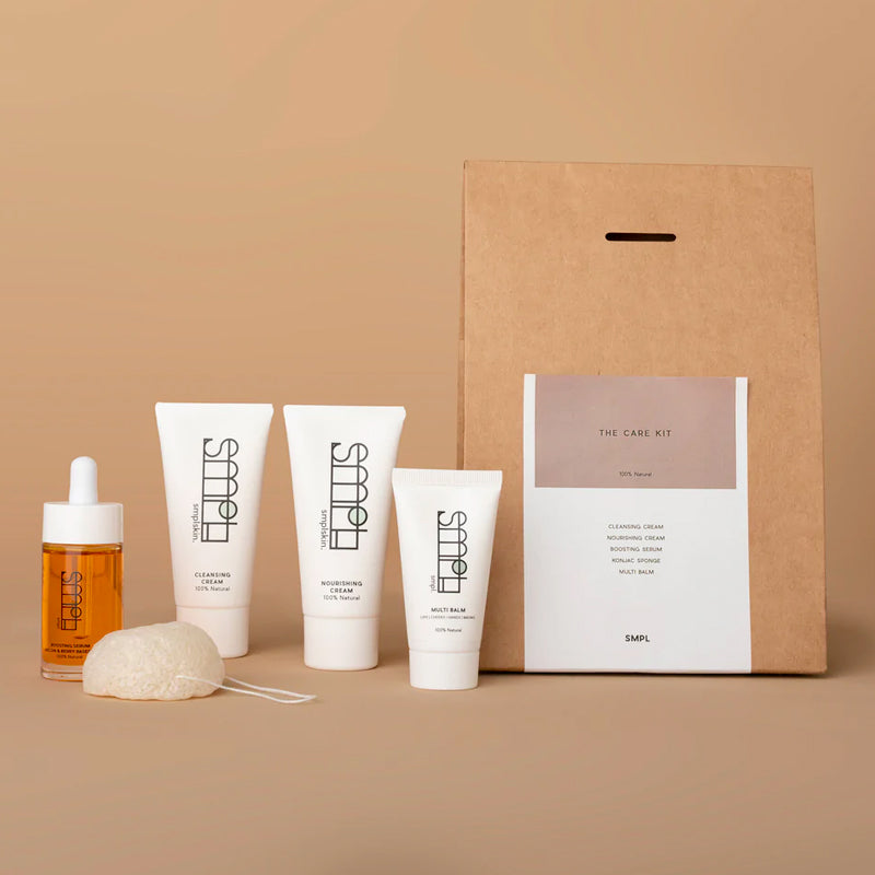 De SMPL Skincare Care Kit bestaat uit 5 heerlijke volledig vegan producten die alles bevat om je huid optimaal te verzorgen. De skincare set bestaat uit 100% natuurlijke producten en voedt, hersteld en verbetert de huid. En dat allemaal zonder parfums, essentiële oliën, of andere chemische ingrediënten. Tevens is de gehele set geschikt voor alle huidtypen. 