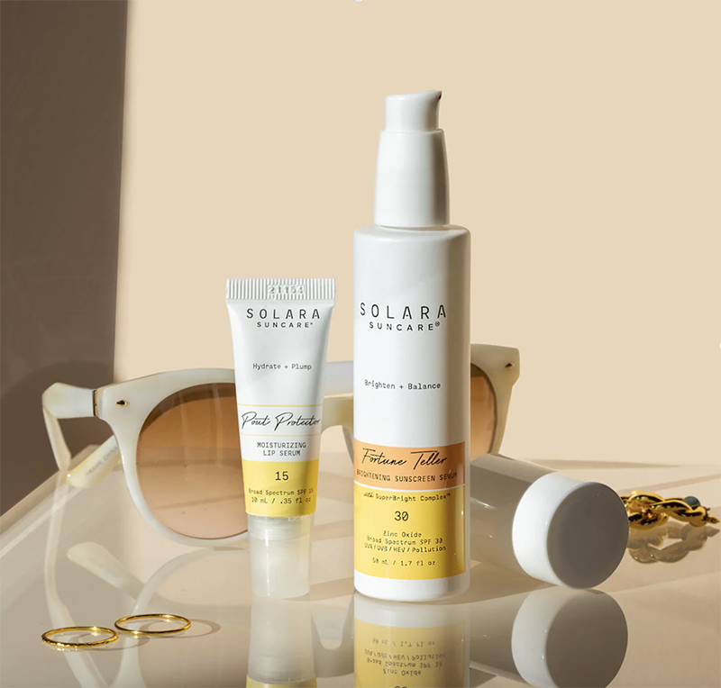 Fortune Teller Brightening Sunscreen Serum is een 3-in-1 innovatieve gel-to-milk minerale vegan zonnebrand met SPF 30 dat duurzaam is verpakt in een glazen flesje. Hij heeft een heel subtiele tint waardoor hij een prachtige dewy en glanzende finish geeft op iedere huidskleur en zelfs een blurring effect geeft. Perfect voor onder je make-up als primer!